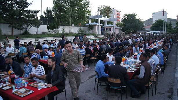karsta-toplu-iftar-yemegi5.jpg