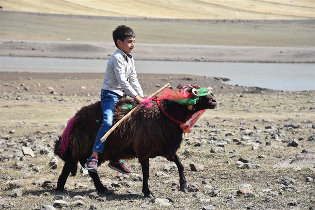 karsta-yasatilan-asirlik-gelenek-coban-bayrami-(11).jpg