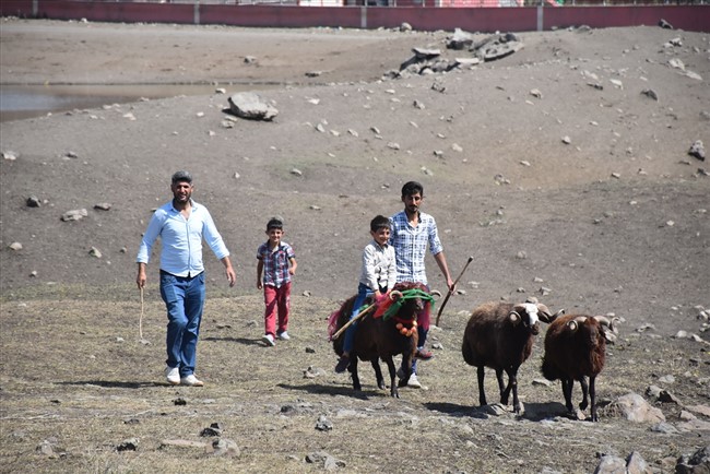 karsta-yasatilan-asirlik-gelenek-coban-bayrami-(18).jpg