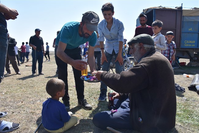 karsta-yasatilan-asirlik-gelenek-coban-bayrami-(3).jpg