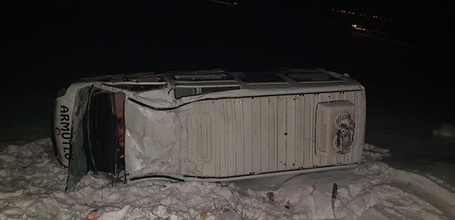 karsta-yolcu-minibusu-devrildi-7-yarali-(2).jpg
