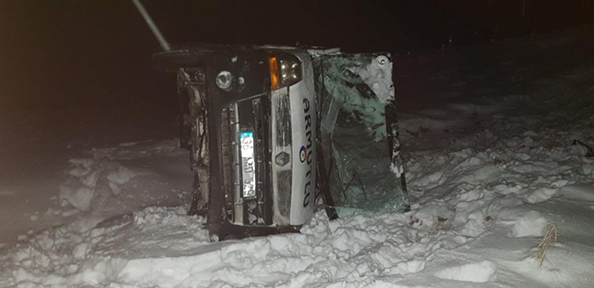 karsta-yolcu-minibusu-devrildi-7-yarali-(3).jpg