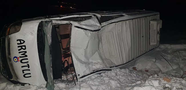 karsta-yolcu-minibusu-devrildi-7-yarali-(4).jpg