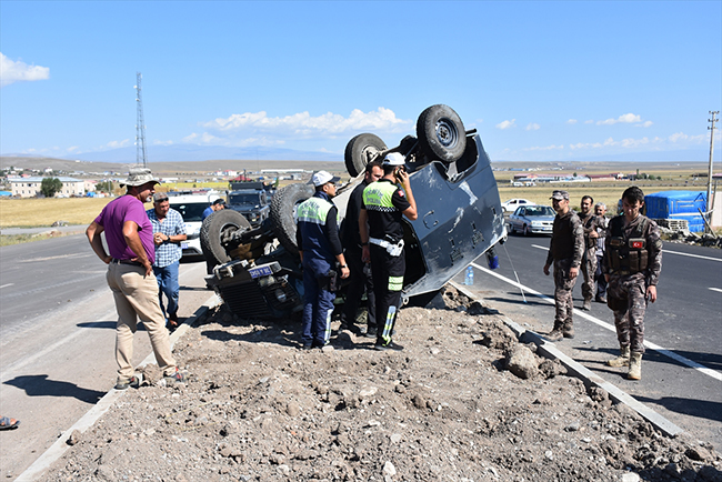 karsta-zirhli-polis-araci-devrildi-2-yarali-(1).jpg