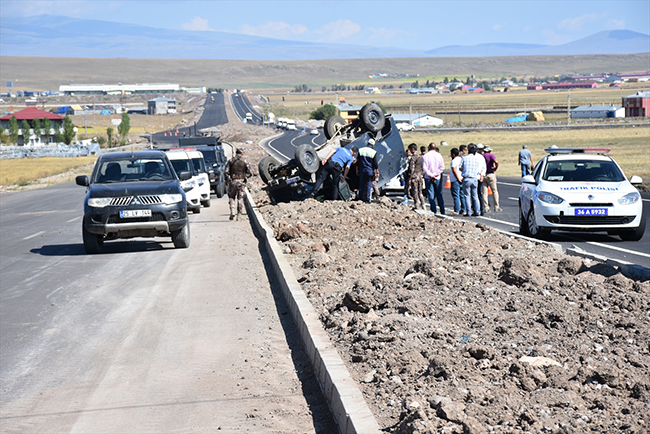 karsta-zirhli-polis-araci-devrildi-2-yarali-(2).jpg