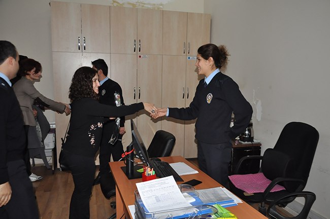 kau’lu-ogrenciler-ile-kars-polisi-el-ele-(5).jpg