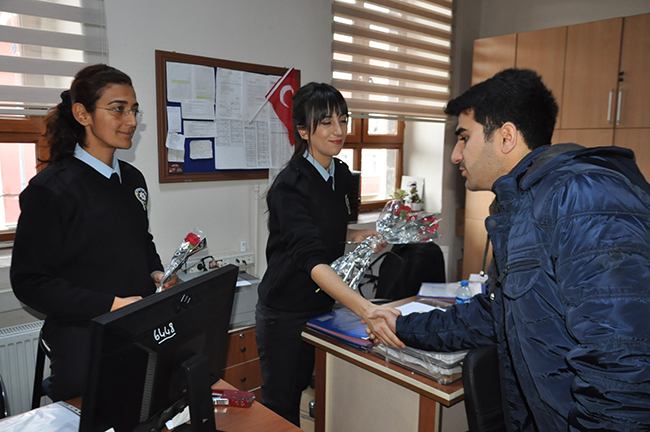 kau’lu-ogrenciler-ile-kars-polisi-el-ele-(6).jpg
