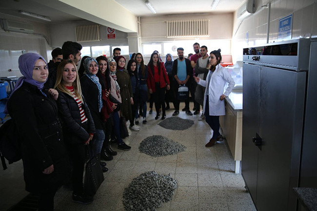 kau-ogrencilerinden-dsi-laboratuarlarina-ziyaret-(4).jpg