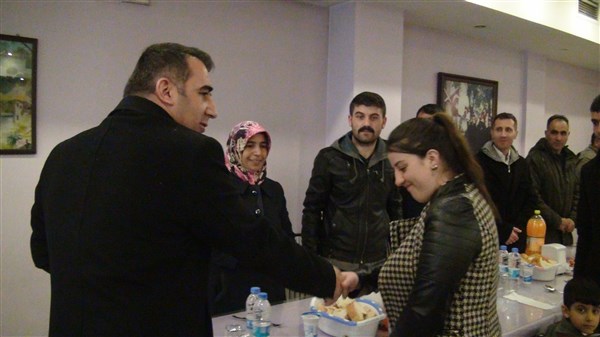 kaymakam-ercan-oterden-sehit-ailelerine-yemek-(1).jpg