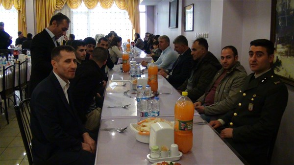 kaymakam-ercan-oterden-sehit-ailelerine-yemek-(4).jpg