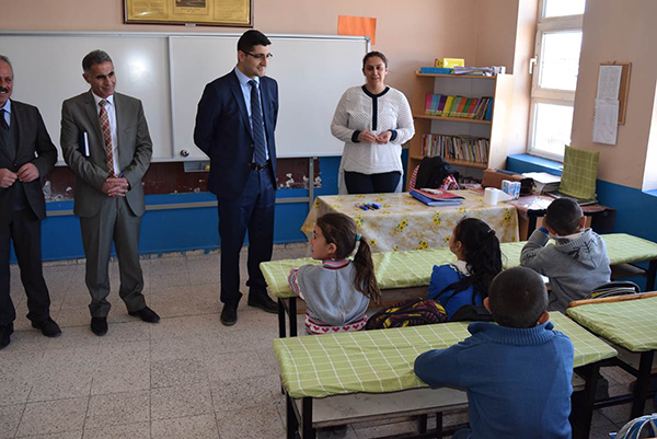 kaymakam-izci’den-harmanli-koyu-ilkokuluna-ziyaret-(3).jpg