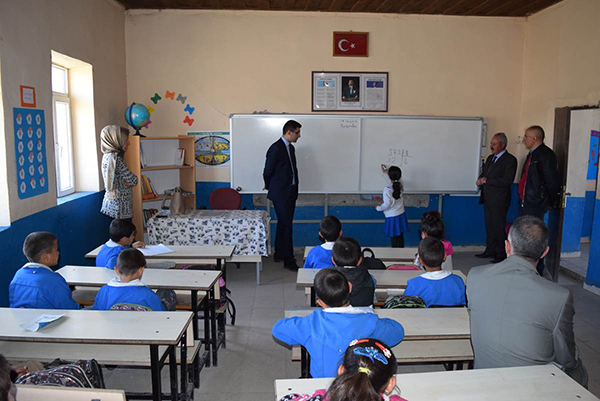 kaymakam-izci’den-harmanli-koyu-ilkokuluna-ziyaret-(4).jpg