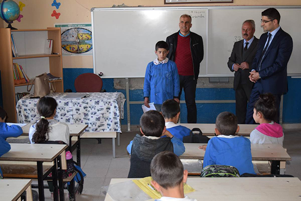 kaymakam-izci’den-harmanli-koyu-ilkokuluna-ziyaret-(5).jpg