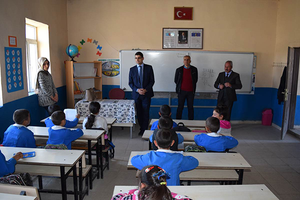 kaymakam-izci’den-harmanli-koyu-ilkokuluna-ziyaret-(7)-002.jpg