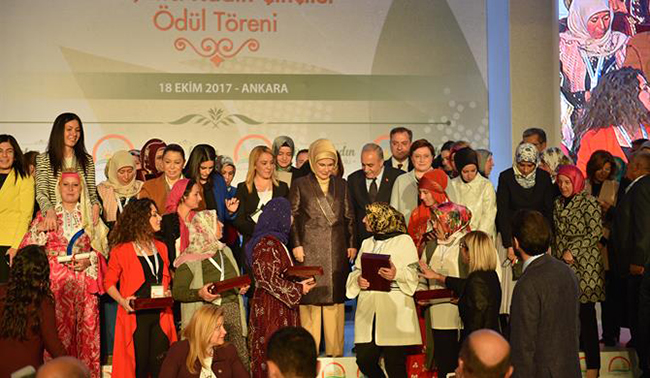 kaz-tuyunden-yaptigi-yastigi,-erdogan’in-yeni-dogan-torununa-hediye-etti-(1).jpg