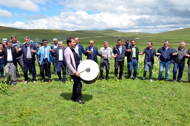 koroglu-yaylasi-ozanlarin-turkuleriyle-senlendi-(1).jpg