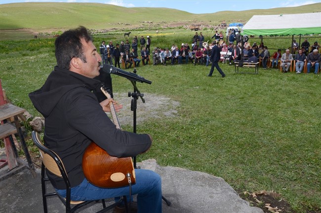 koroglu-yaylasi-ozanlarin-turkuleriyle-senlendi-(5).jpg