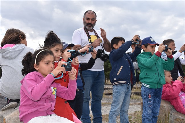 koy-koy-dolasip-ogrencilere-fotografciligi-ogretiyor-(6).jpg
