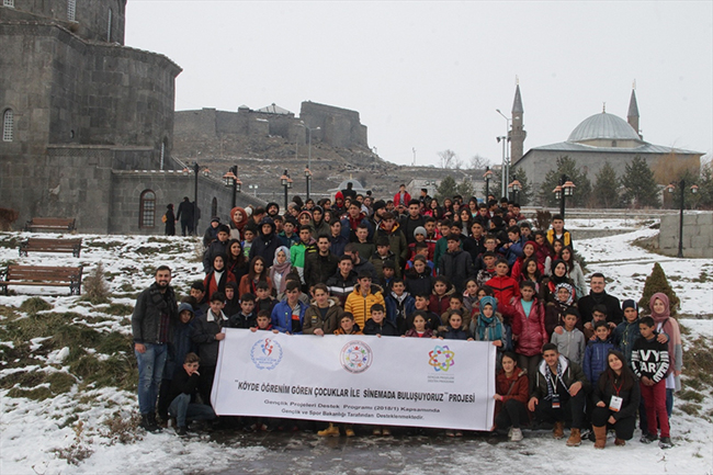 koyde-ogrenim-goren-cocuklarla-sinemada-bulusuyoruz-projesi-(1).jpg
