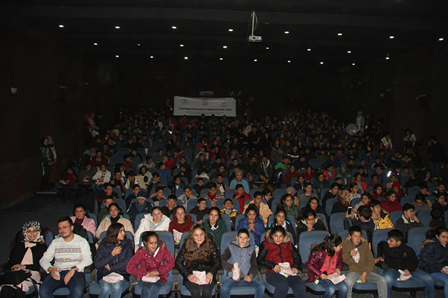 koyde-ogrenim-goren-cocuklarla-sinemada-bulusuyoruz-projesi-(2).jpg