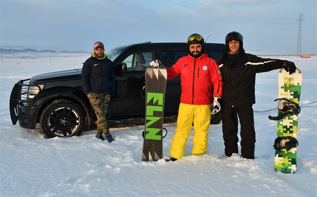 koyde-yasayan-genclerden-arazi-araciyla-karda-snowboard-(11).jpg