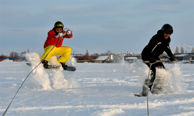 koyde-yasayan-genclerden-arazi-araciyla-karda-snowboard-(12).jpg