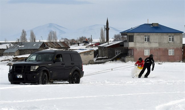koyde-yasayan-genclerden-arazi-araciyla-karda-snowboard-(14).jpg