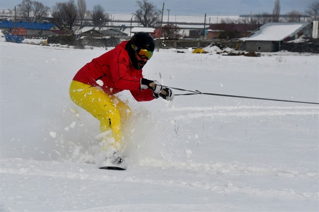 koyde-yasayan-genclerden-arazi-araciyla-karda-snowboard-(6).jpg