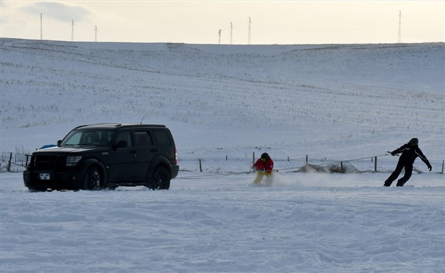 koyde-yasayan-genclerden-arazi-araciyla-karda-snowboard-(7).jpg