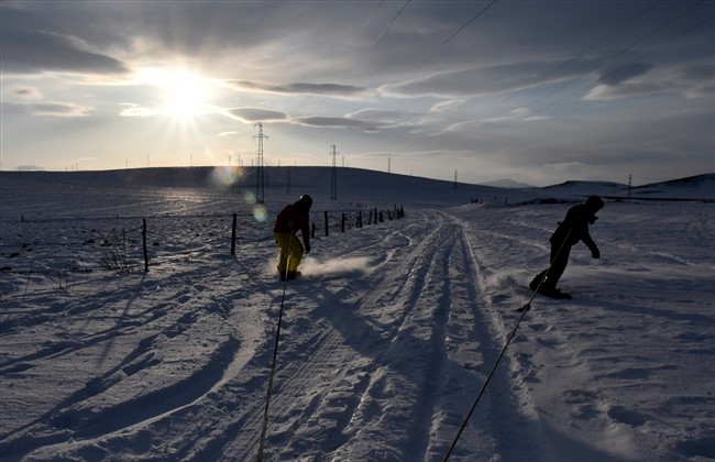 koyde-yasayan-genclerden-arazi-araciyla-karda-snowboard-(9).jpg