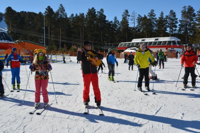 kristal-kar-uzerinde-gitar-esliginde-doyasiya-kayak-yaptilar-(3).jpg