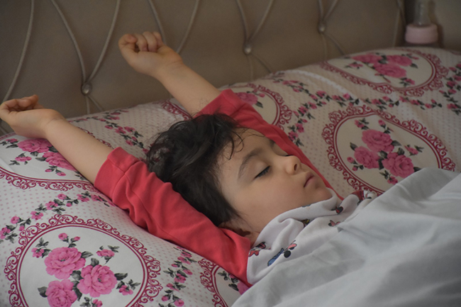 kucuk-zeynep-yariyil-tatilinde-misil-misil-uyuyor-(5).jpg