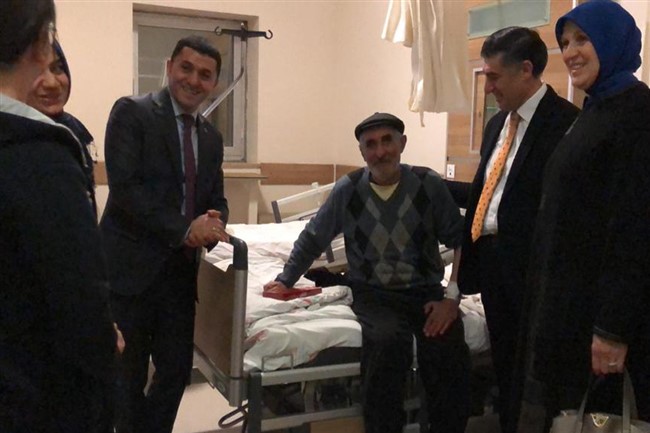 mhp-kars-belediye-baskan-adayi-nazik,-yeni-yila-hastalar-ve-calisanlarla-girdi-(17).jpg