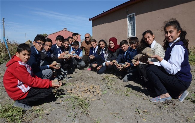 ogrenciler-okul-bahcesinde-patates-uretti-(3).jpg