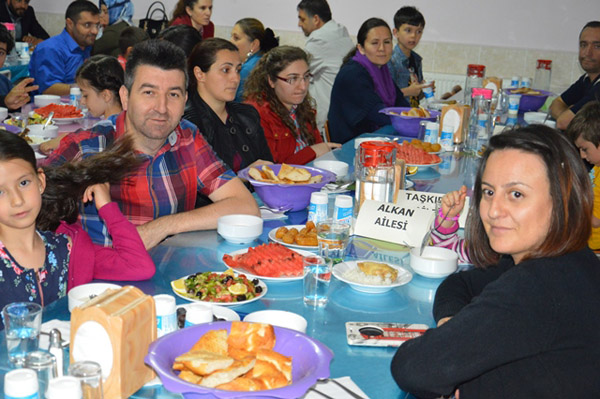ogrenciler-ve-veliler-iftarda-bulustu-(1).jpg