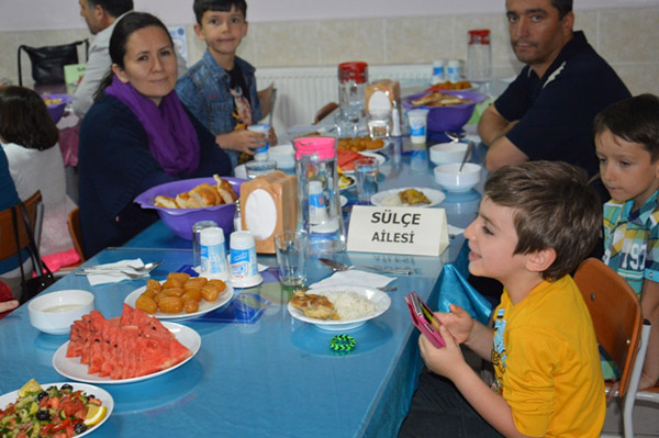 ogrenciler-ve-veliler-iftarda-bulustu-(2).jpg