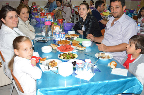 ogrenciler-ve-veliler-iftarda-bulustu-(3).jpg