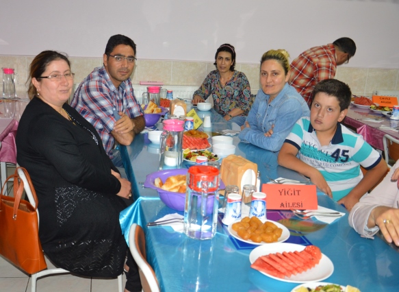 ogrenciler-ve-veliler-iftarda-bulustu-(4).jpg