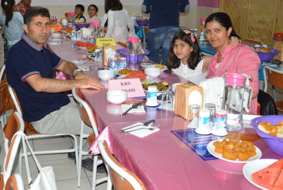 ogrenciler-ve-veliler-iftarda-bulustu-(5).jpg