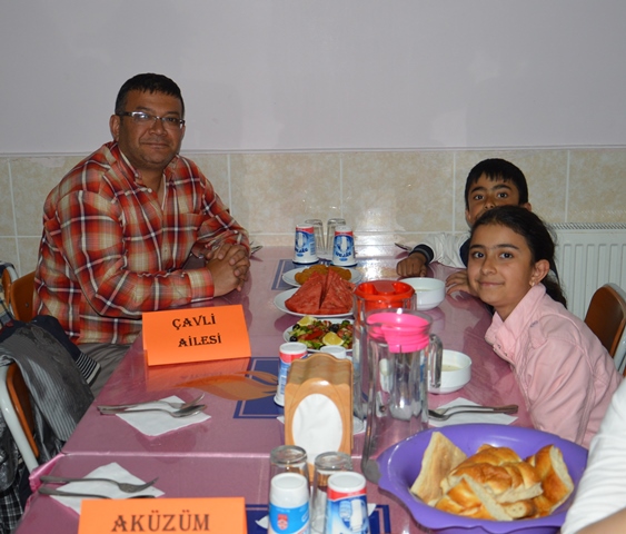 ogrenciler-ve-veliler-iftarda-bulustu-(6).jpg
