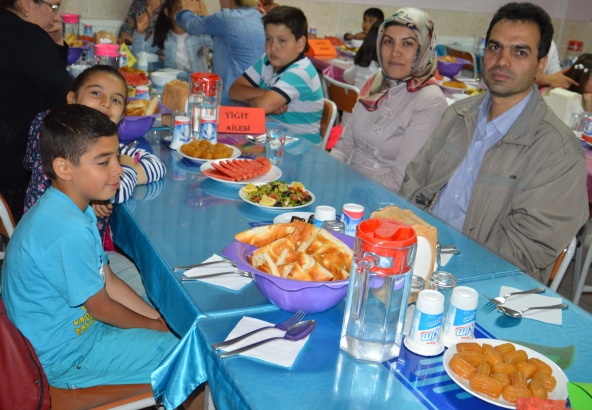 ogrenciler-ve-veliler-iftarda-bulustu-(7).jpg