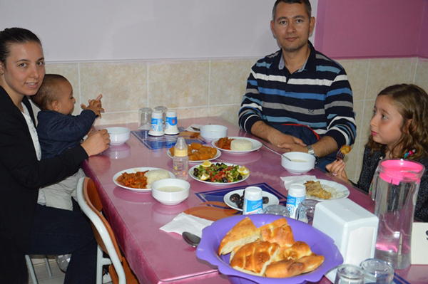 ogrenciler-ve-veliler-iftarda-bulustu-(8).jpg