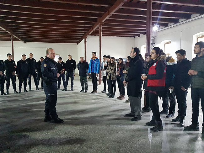 ogrencilerden-anlamli-ziyaret!-(2).jpg