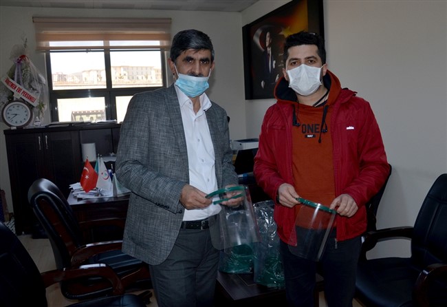 ogretmen,-evinde-saglikcilar-icin-yuz-koruyucu-siperlik-uretiyor-(2).jpg