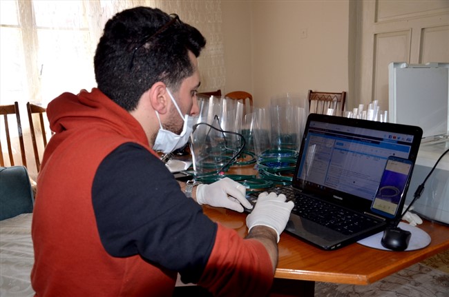 ogretmen,-evinde-saglikcilar-icin-yuz-koruyucu-siperlik-uretiyor-(3).jpg