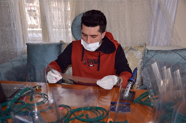 ogretmen,-evinde-saglikcilar-icin-yuz-koruyucu-siperlik-uretiyor-(5).jpg
