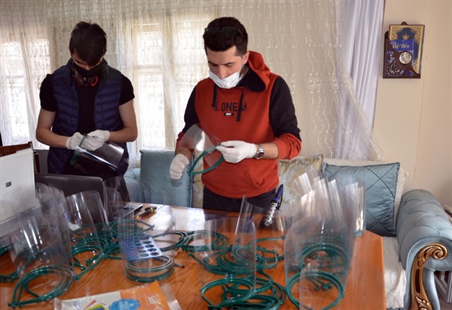 ogretmen,-evinde-saglikcilar-icin-yuz-koruyucu-siperlik-uretiyor-(7).jpg