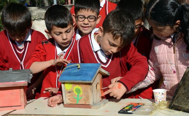 okul-bahcesindeki-agaclara-sevgi-yuvalari-yaptilar-(3).jpg