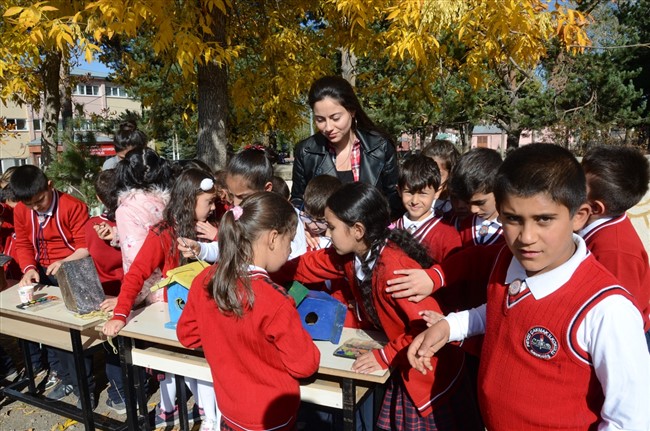 okul-bahcesindeki-agaclara-sevgi-yuvalari-yaptilar-(5).jpg