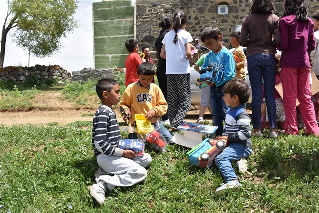 oyuncagi-olmayan-cocuklarin-yuzunu-gulduruyorlar-(7).jpg